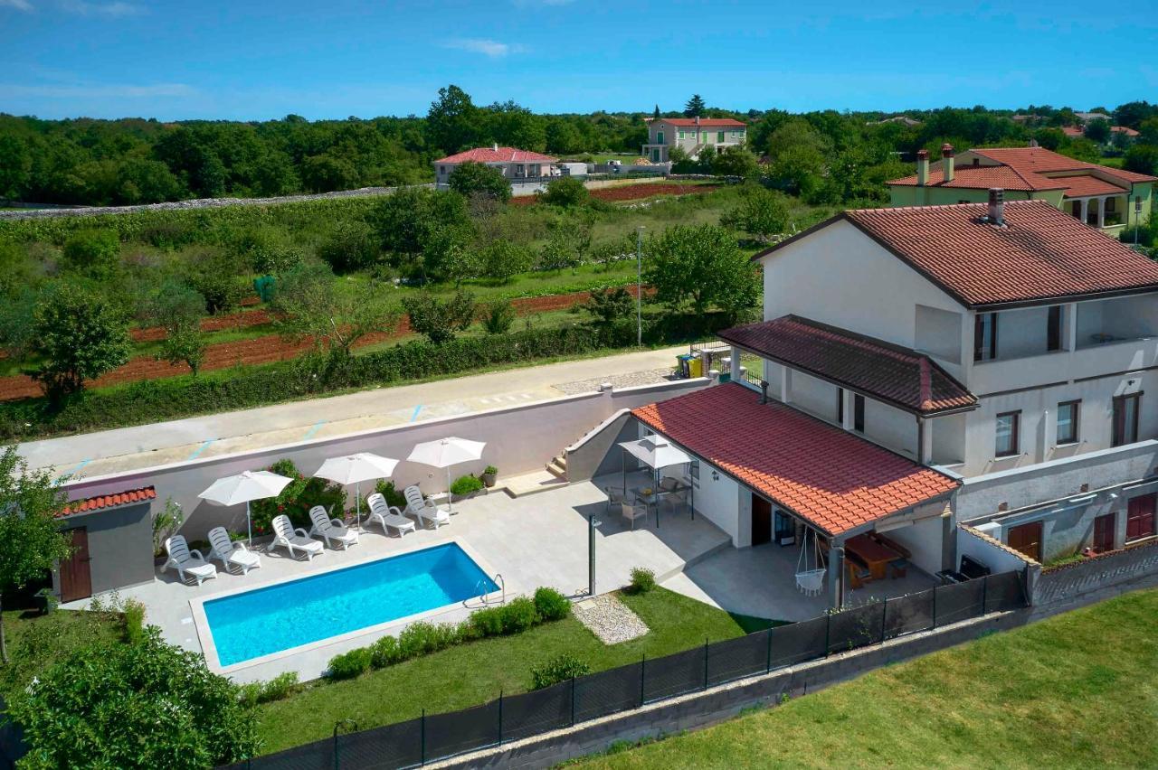 Holiday House Emma Burići エクステリア 写真